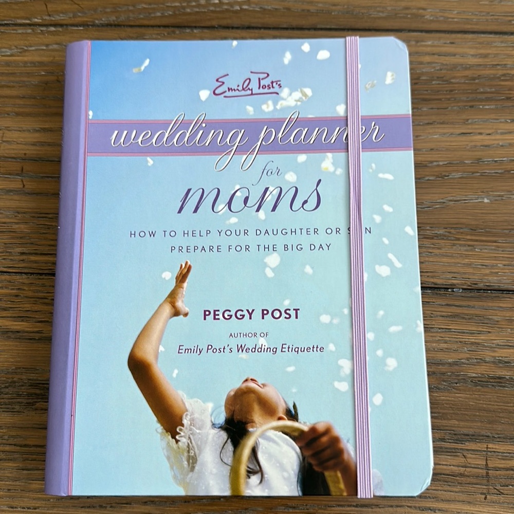 Wedding Planner book for moms. All the info a mom needs to help plan a wedding
